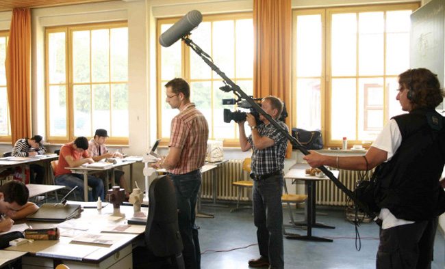 Filmreife Unterrichts-Szenen – Schüler und Lehrer vor der Kamera